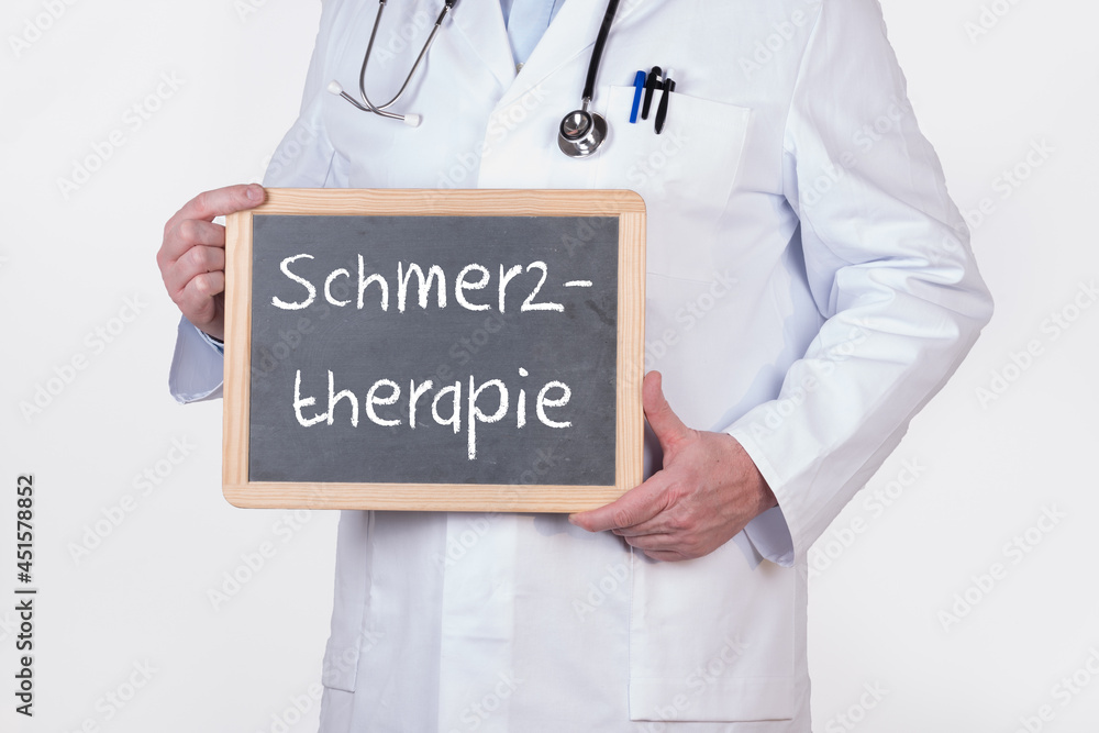 Arzt mit einer Tafel auf der Schmerztherapie steht Arzt mit einer Tafel auf der Schmerztherapie steht