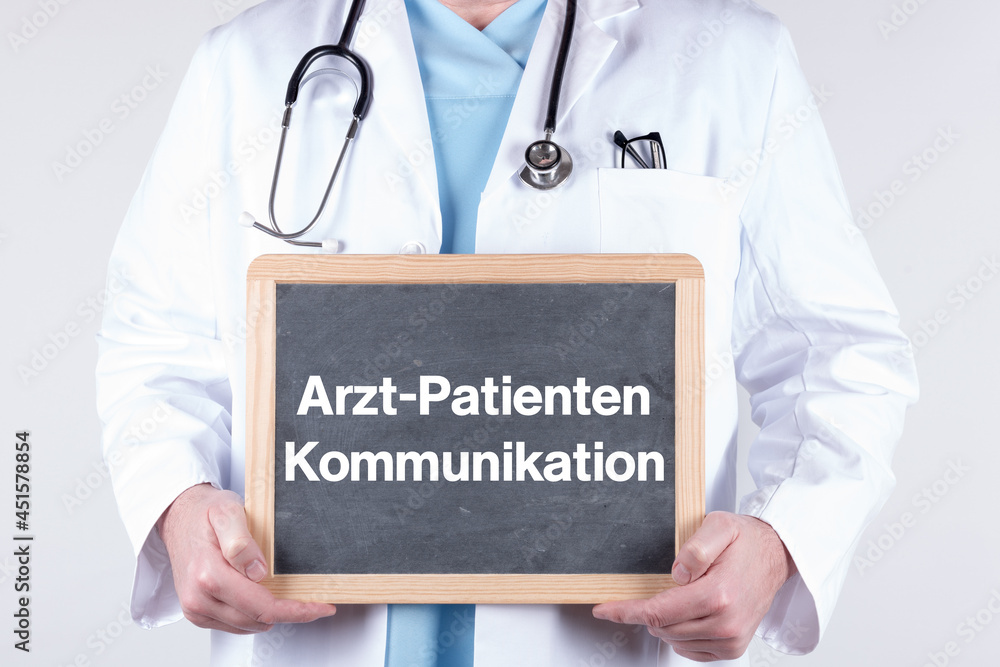 Hausarzt mit einer Tafel auf der Arzt Patienten Kommunikation steht Hausarzt mit einer Tafel auf der Arzt Patienten Kommunikation steht