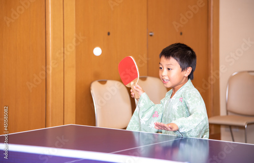 温泉で卓球をする男の子 photo