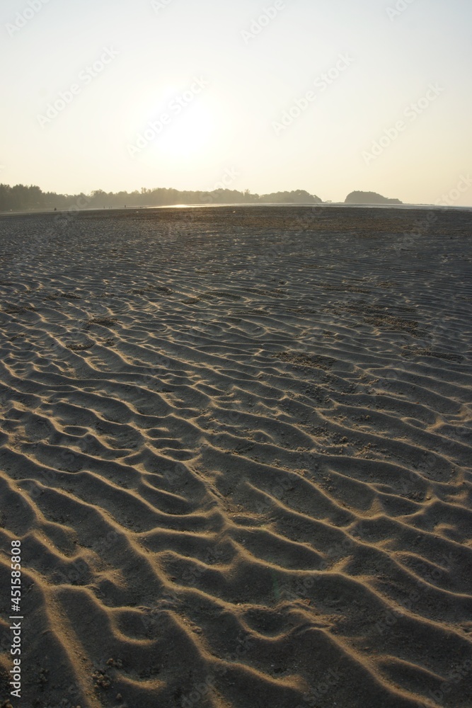 Sonnenuntergang am Meer bei Ebbe in Thailand