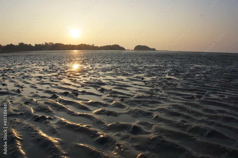 Sonnenuntergang am Meer bei Ebbe in Thailand