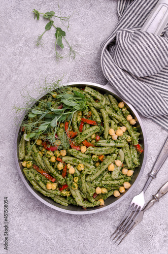 Green pasta with chickpeas, pepper and pesto sauce