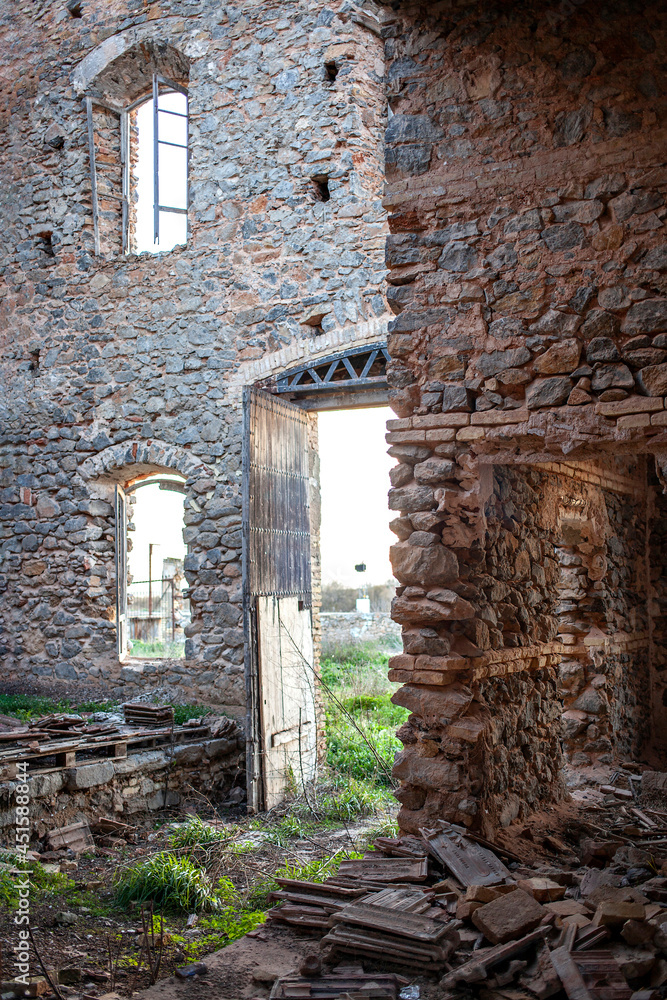 interior de una casa antigua abandona y en ruinas donde se ven las ventanas y la puerta y el campo en el exterior interior de una casa antigua abandona y en ruinas donde se ven las ventanas y la puerta y el campo en el exterior