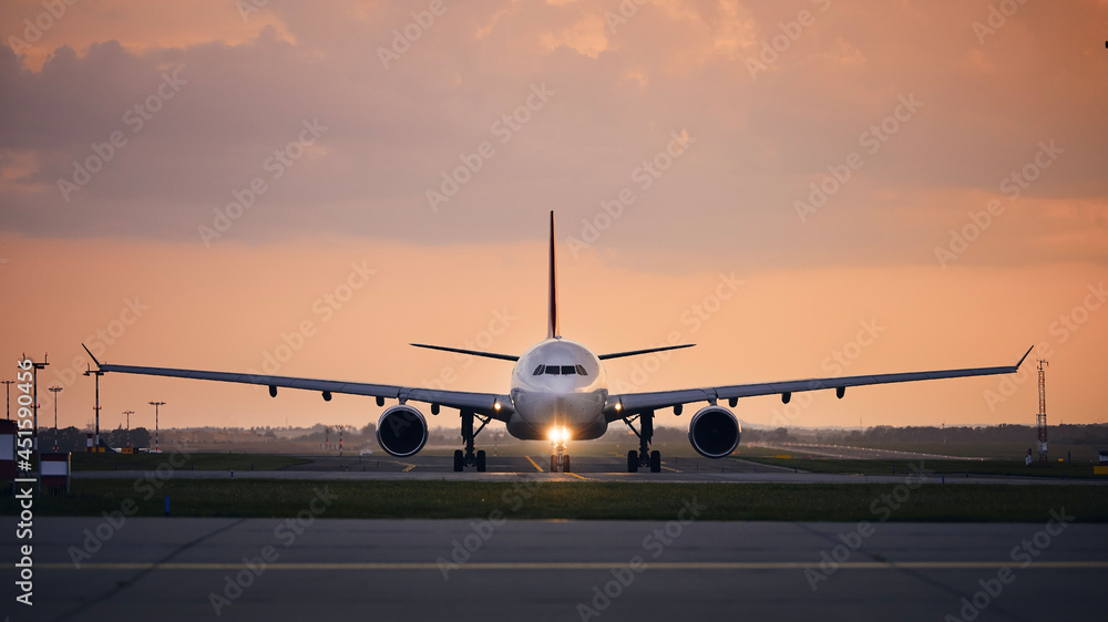 Εκτύπωση καμβά Wide-body airplane taxiing for take off