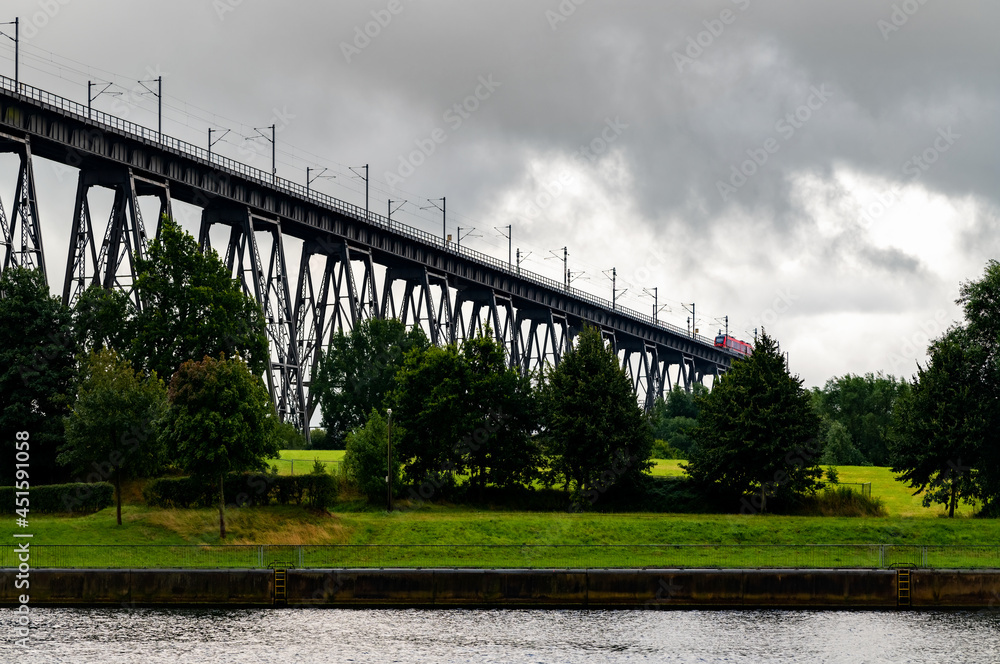 Fototapeta premium Brücke Rendsburg Deutschland Nord-Ostsee-Kanal Eisenbahn Viadukt Schwebefähre Attraktion Bahn Strecke zweigleisig hoch lang Stahl Konstruktion Dänemark Hamburg Sylt Bauwerk Engineering Meisterwerk 