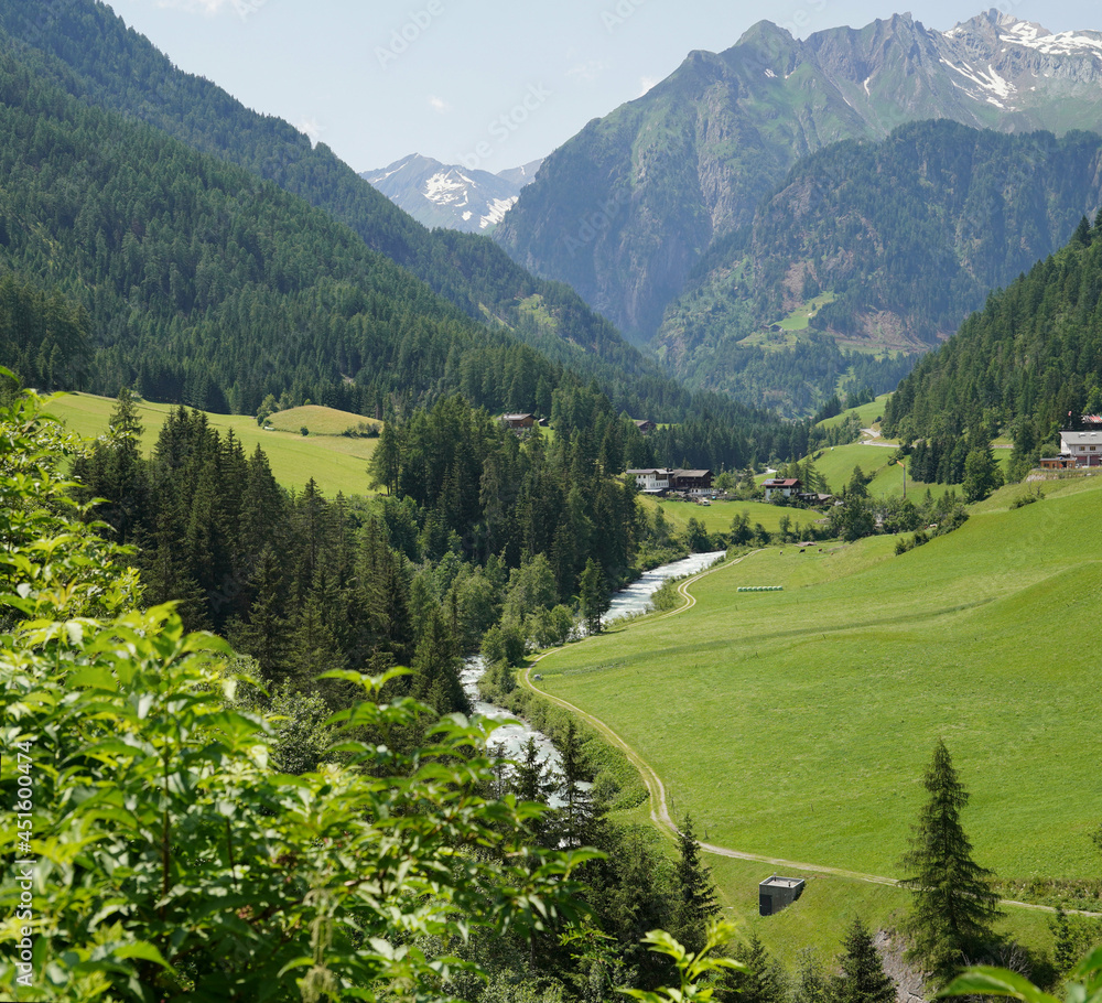 Rund um Matrei in Osttirol: Talblick mit der Isel