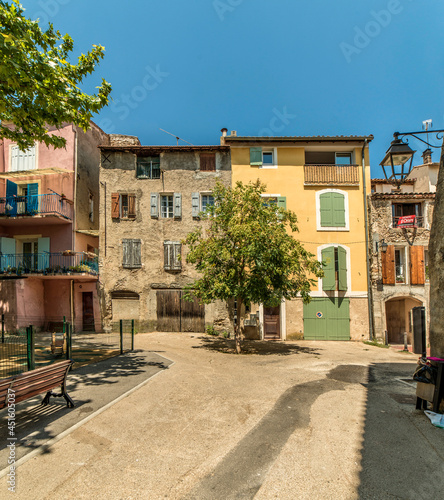 Rue ensoleillée à Manosque, Alpes-de-Haute-Provence, France