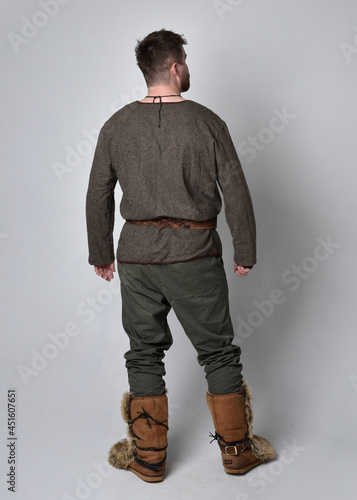 Canvas-taulu Full length  portrait of  young handsome man  wearing  medieval Celtic adventurer costume