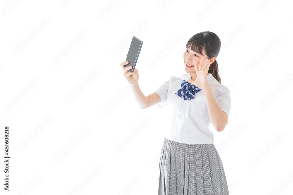 スマホを使う制服姿の女子学生 スマホを使う制服姿の女子学生