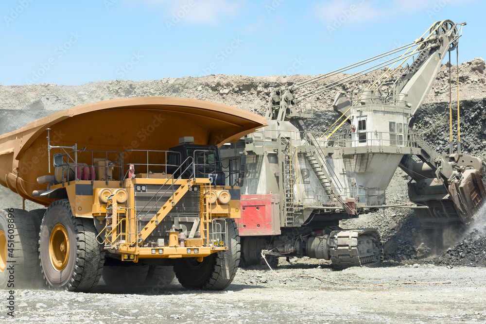 Obraz premium Electric rope shovel loading a dump truck