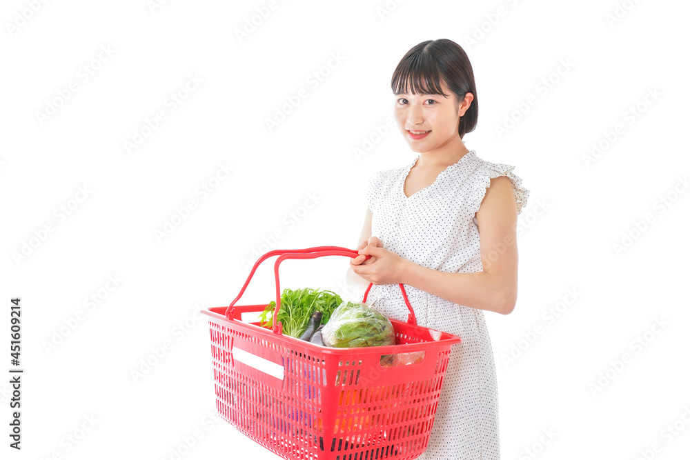 スーパー買い物をする若い女性 スーパー買い物をする若い女性