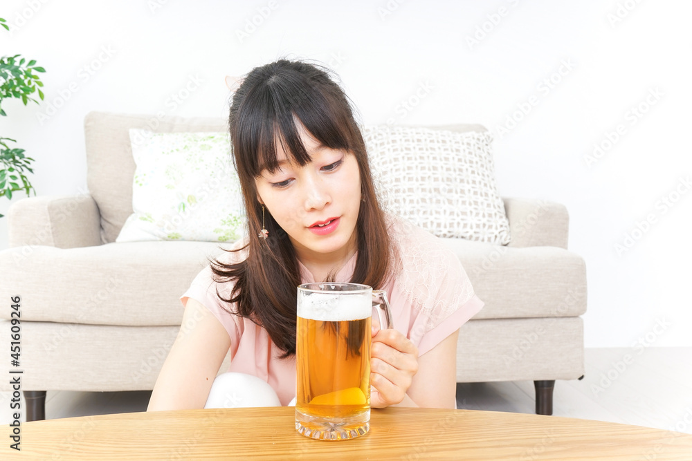 ビールを飲む若い女性