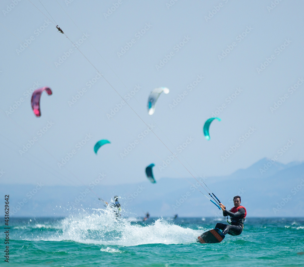 Obraz premium young man practicing kite surfing