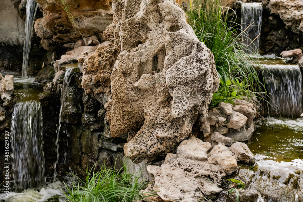 Naklejka premium pots on the rocks
