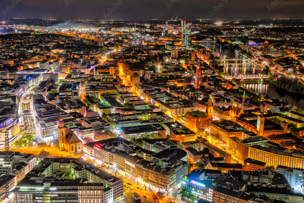 Fototapeta premium Frankfurt am Main bei Nacht aus der Vogelperspektive