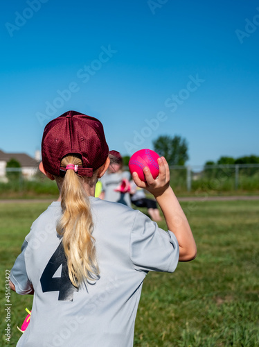 Canvas Print Blonde Caucasian girl with a hat throwing a baseball