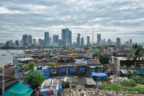 Fotografía View of Mumbai skyline over slums in Bandra suburb