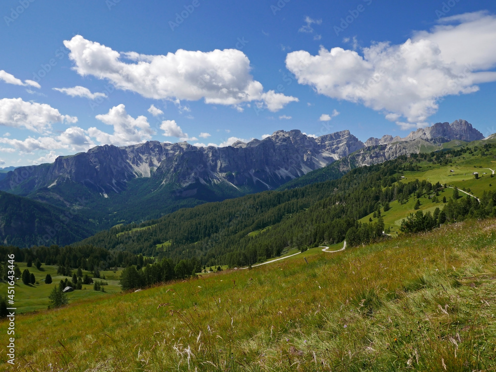 Obraz premium meraviglioso panorama estivo delle montagne dolomitiche in Val Badia in Italia