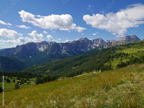 Fototapeta Naklejka Na Ścianę i Meble -  meraviglioso panorama estivo delle montagne dolomitiche in Val Badia in Italia