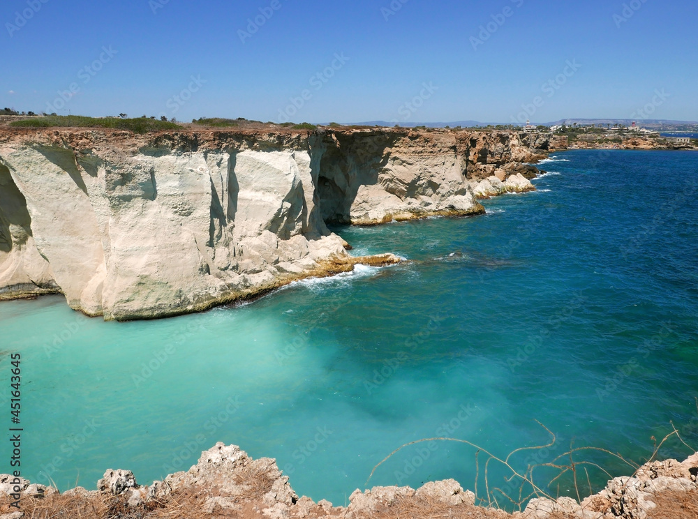 Obraz premium la scenica costa del Plemmirio in Sicilia d'estate