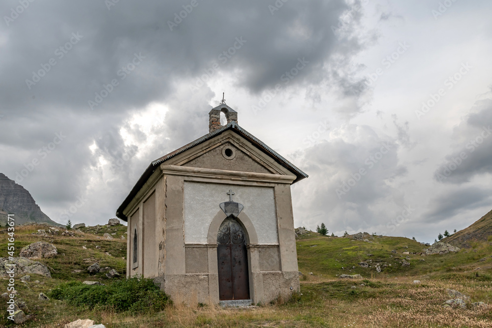 Chapelle au col de Vars sur les sommets des ALpes du Sud en France avec un ciel menaçant