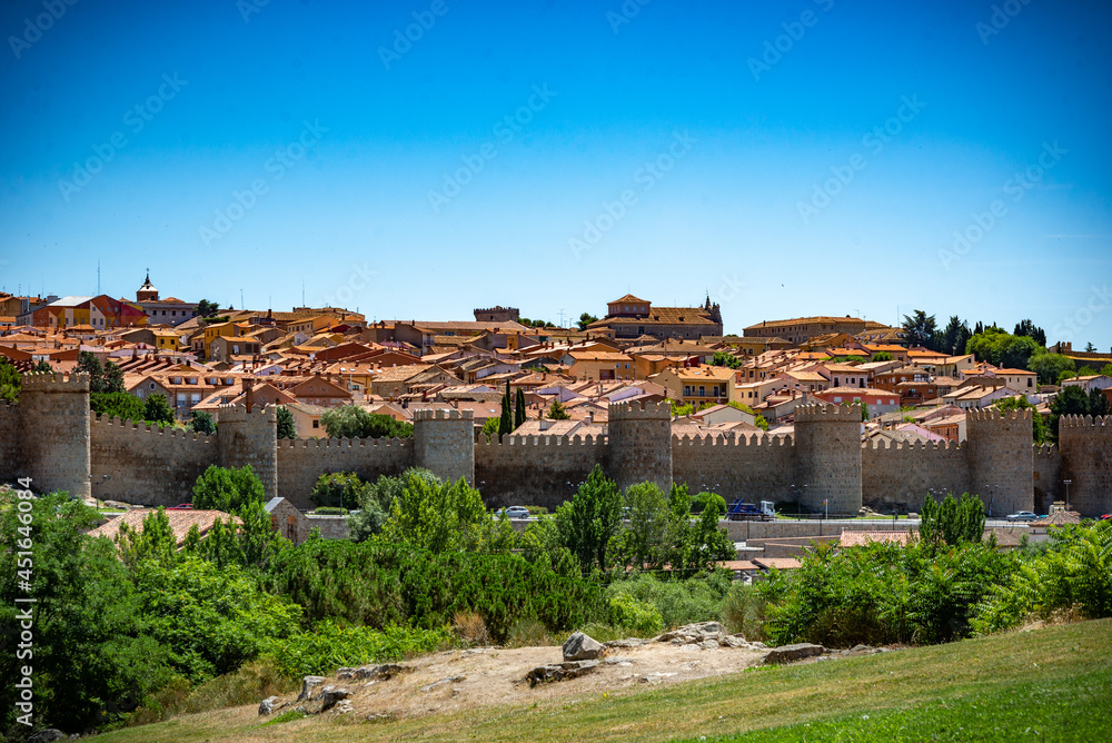 Vista panorámica de la histórica ciudad de Ávila desde el Mirador de Cuatro Postes, España, con sus famosas murallas medievales. Patrimonio Mundial de la UNESCO. 