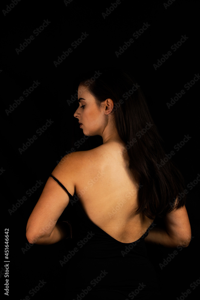 Morena com cabelo longo em fundo preto. Morena com cabelo longo em fundo preto.