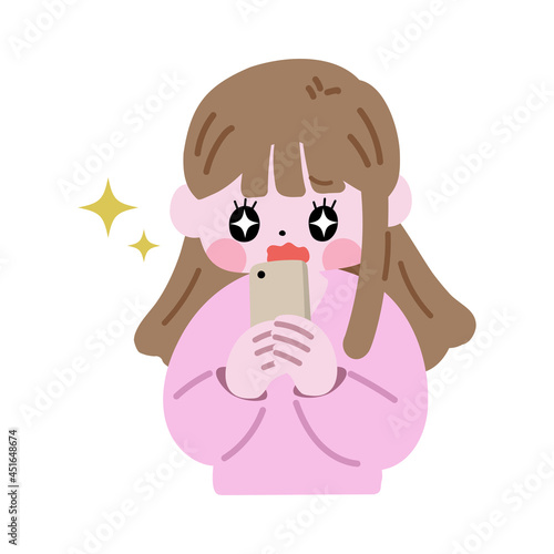 輝いた目でスマホの画面を見つめる女性
