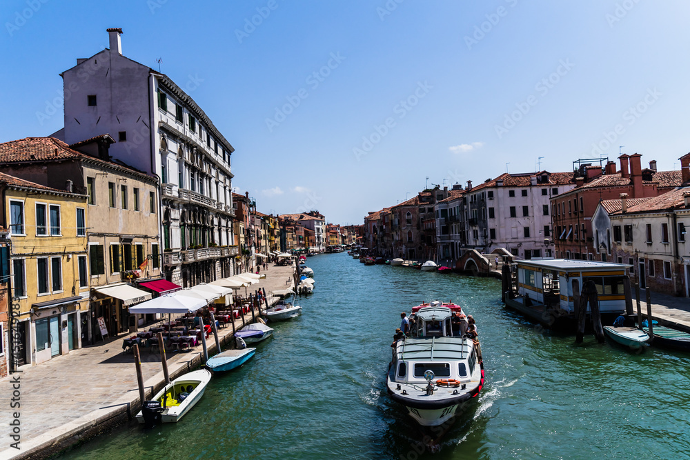 Obraz premium city canal with reflections in venice