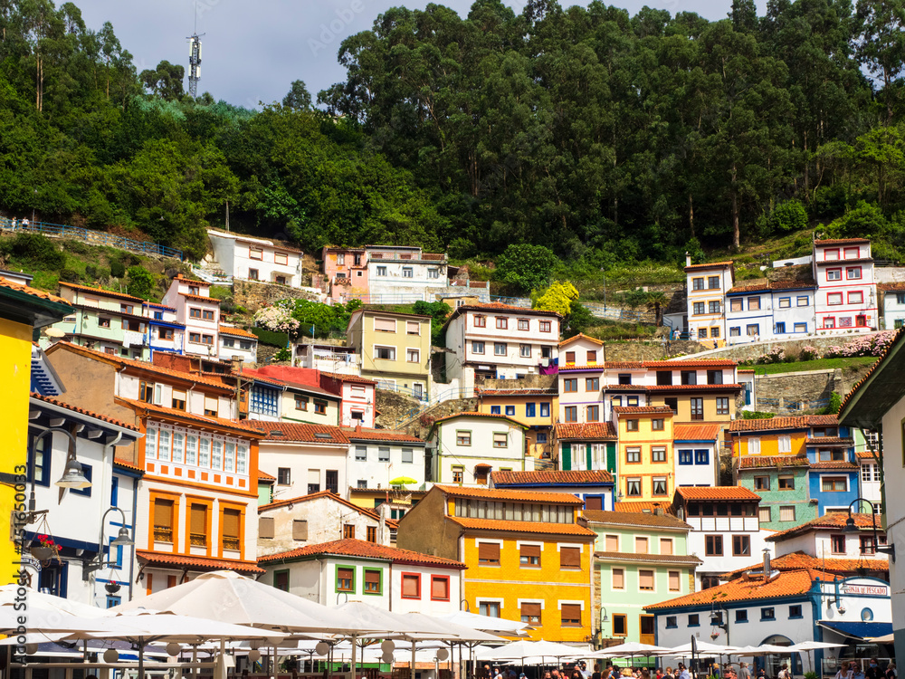 Vista del pueblo marinero de Cudillero con las coloridas fachadas de sus casas