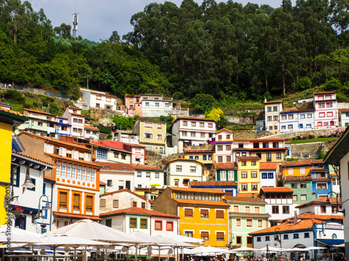 Vista del pueblo marinero de Cudillero con las coloridas fachadas de sus casas