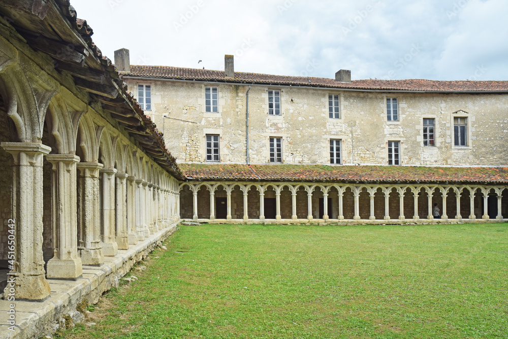 La Rochefoucauld en Angoumois, Charente, Nouvelle-Aquitaine, France : couvent et cloître des Carmes.