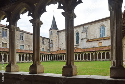 La Rochefoucauld en Angoumois, Charente, Nouvelle-Aquitaine, France : couvent et cloître des Carmes. photo