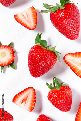 Fototapeta Naklejka Na Ścianę i Meble -  Whole and sliced strawberries on a white background