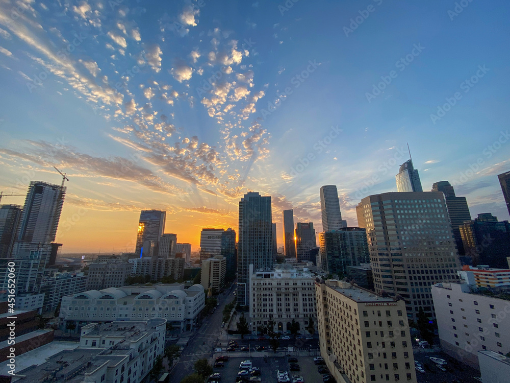 Fototapeta premium Los Angeles, USA — Dramatic Sunset Sky Over Downtown Buildings