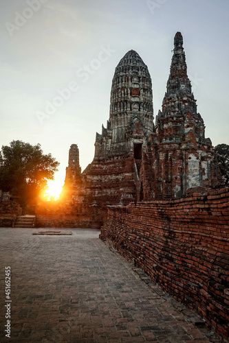 Puesta de sol tras un templo budista de Ayutthaya