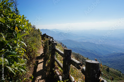 Trekking en la montaña. Parque nacional Doi Inthanon