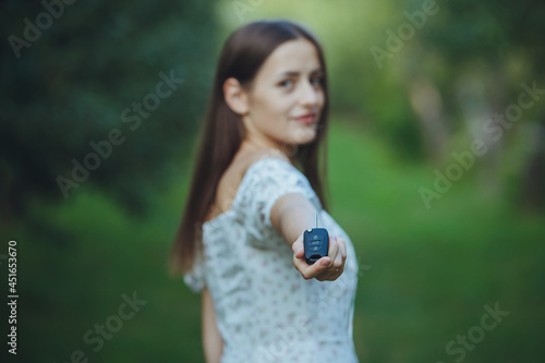 Obraz na płótnie Young beautiful girl holding car keys in hand
w salonie