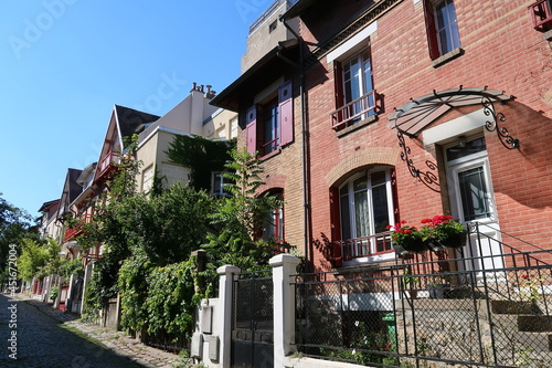 Fa  ade color  e d une maison en brique rouge du square de Montsouris  ruelle pav  e pittoresque    Paris  France 