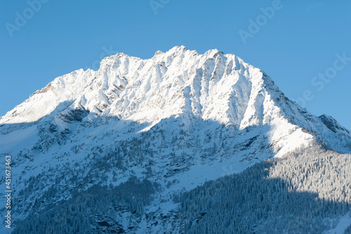 Steiler Berg mit viel Schnee und ohne B  ume
