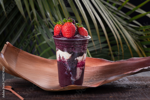 Foto Acai cup with strawberry topping. Fruit from the Amazon.