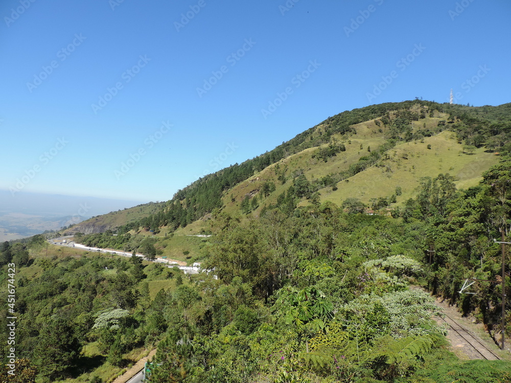 Fototapeta premium Mirante da Santa no município da Santo Antônio do Pinhal tem vista para a Serra, Vale do Paraíba e a linha ferroviária.
