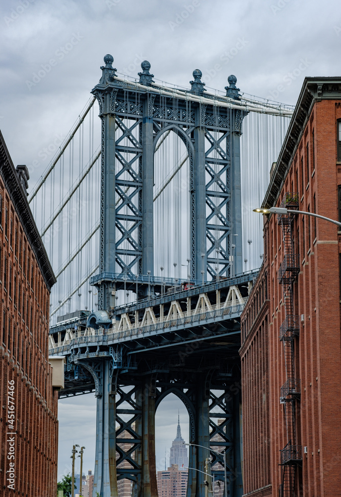 Naklejka premium The famous Manhattan bridge spanning the East River between Brooklyn and lower Manhattan