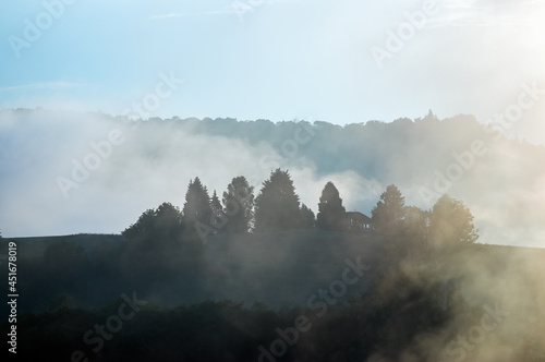 Polana we mgle zachód słońca panorama	
