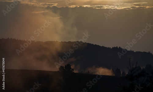 Polana we mgle zachód słońca panorama 