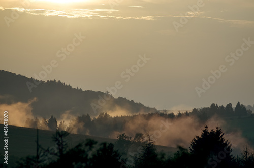 Polana we mgle zachód słońca panorama 