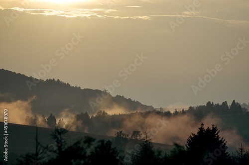 Polana we mgle zachód słońca panorama	
