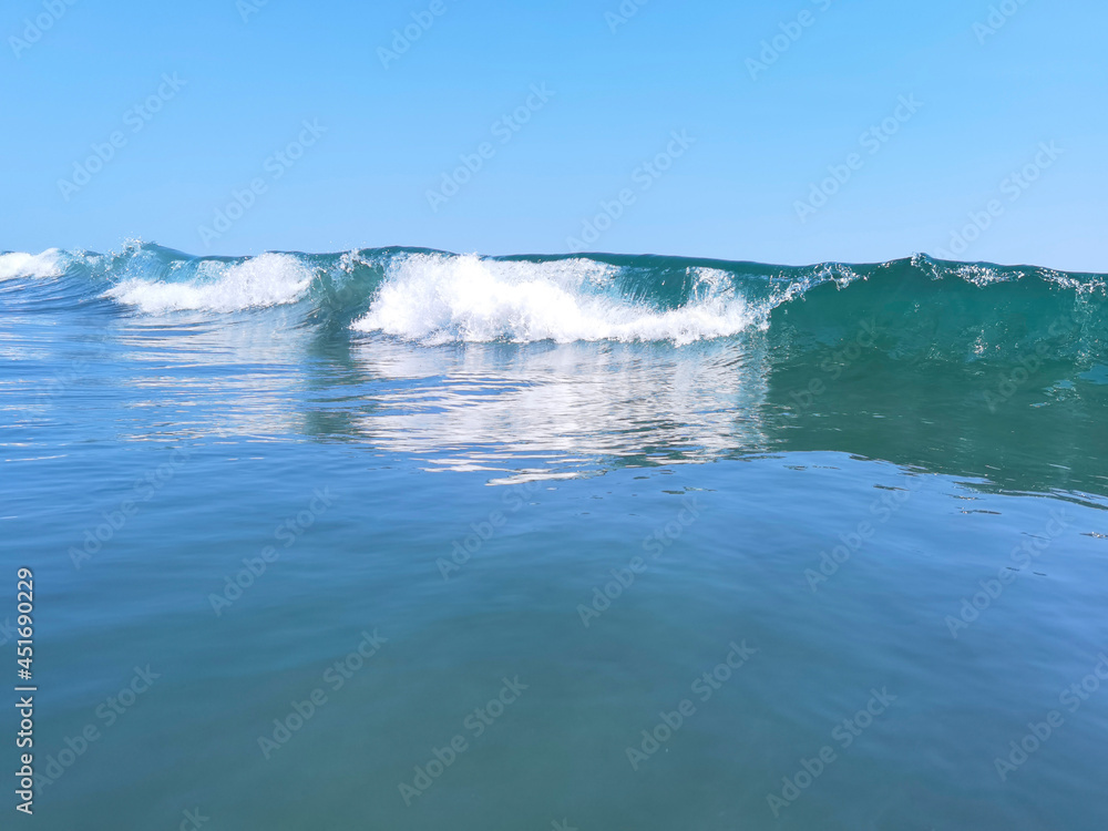 Naklejka premium wave in the sea in sun