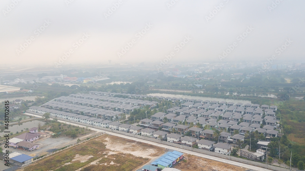 Obraz premium bad air with PM 2.5 dust in the atmosphere in the city,blurred sky dark with air pollution smoke cloud dust mist for background, problem in atmosphere sky environment, toxic pollution in atmosphere s