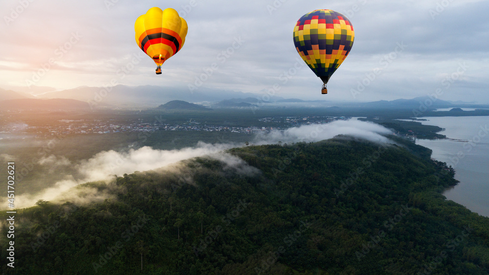 Naklejka premium Hot air balloon over Pha Tang hill with beautiful mountain view and fog in morning